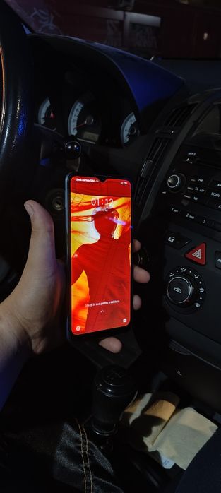 Vând Realme C21  albstru