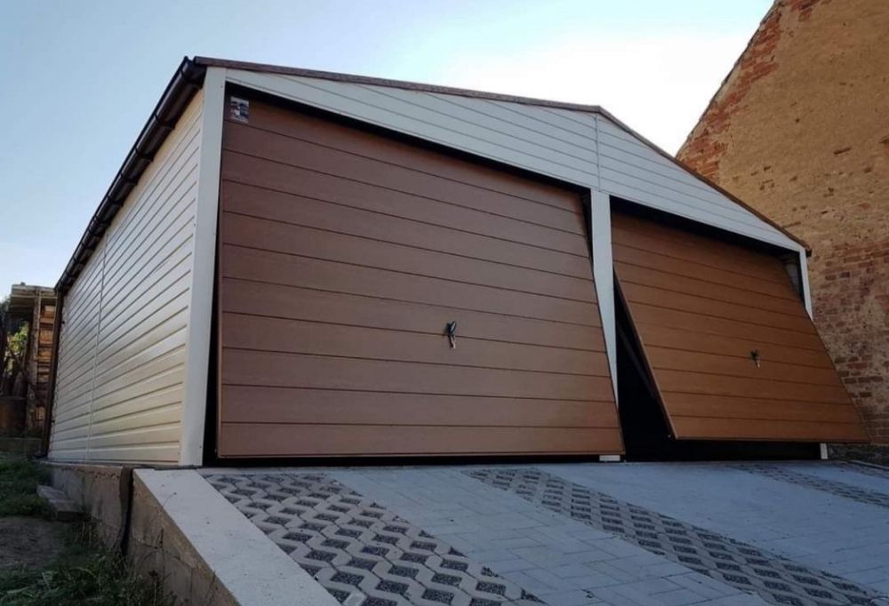 Garaj metalic modern, izolat cu panouri sandwich, potrivit pentru depo