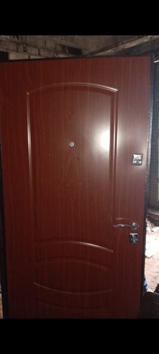 Продам входную дверь