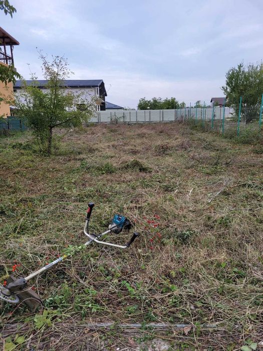 Teren imprejmuit bransat la curent si apa