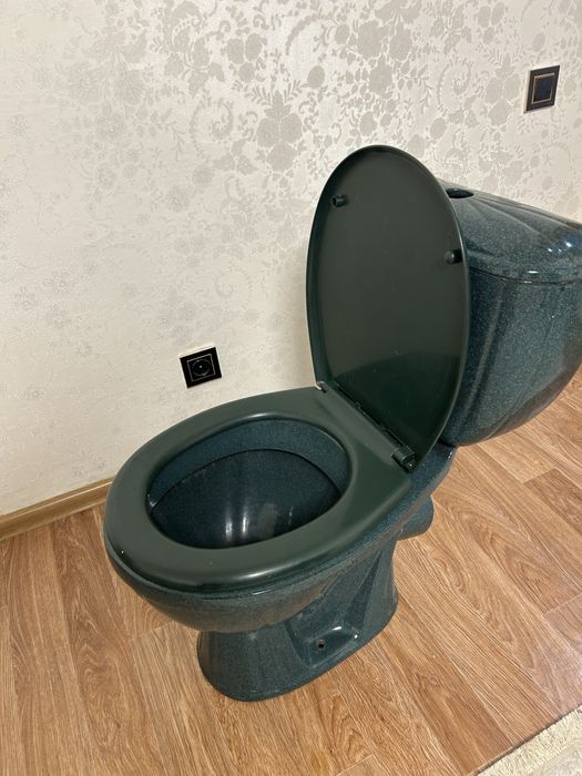 Продам унитаз зеленый