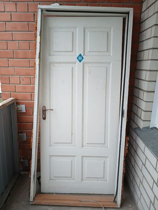 Продам входную деревянную дверь