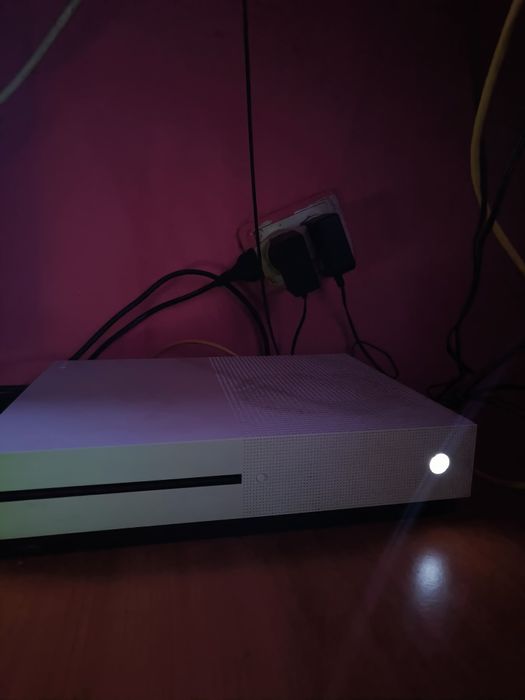 vând Xbox one s+ volan nou