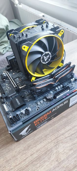 Компютър геймърски  ryzen 5600x ,rx 6600xt ,16 рам 3200mhz, захр.600+bronze