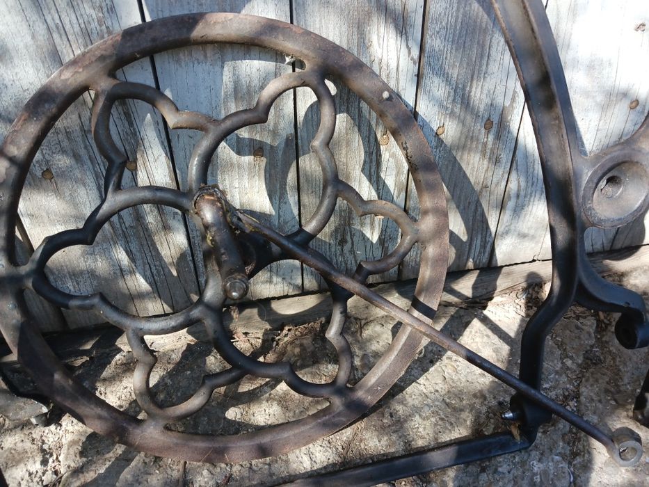 Vând mașină de cusut  originală singer în stare perfectă .