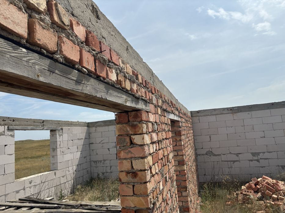 Продам земельный участок с недостроенным домом