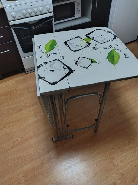 Продам кухонный стол