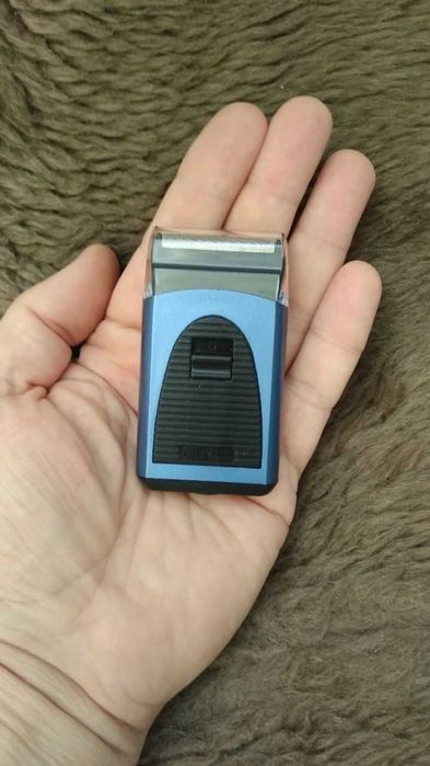 электробритва мини(дорожный вариант) на батарейках.отлично бреет.