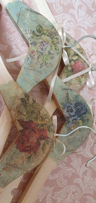 Дървени закачалки за дрехи, ръчно изработени с декупаж