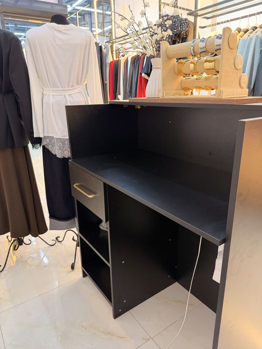 Продаются ресепшн и стойки.