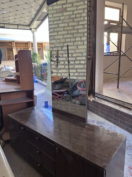 Трюмо в двумя дверьми и полками