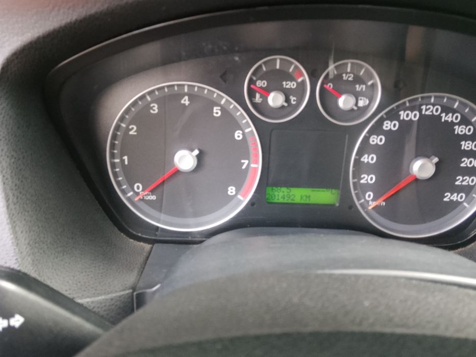 Продавам изключително запазен ford focus 1.6i, бензин.