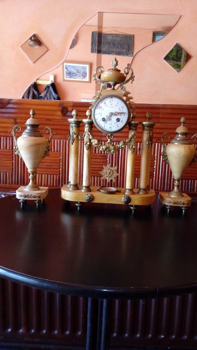 Много Красив  Френски Мраморен часовник началото на  19 век