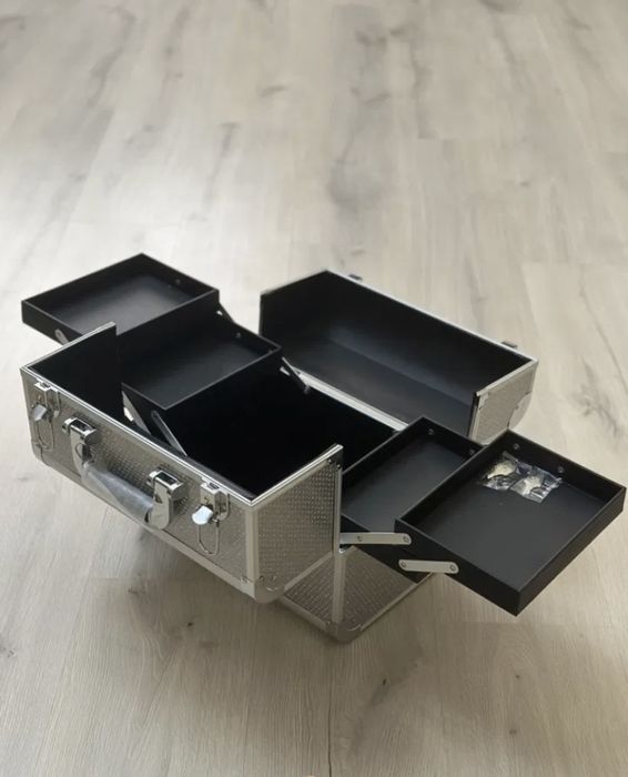 Серебристый кейс для косметики