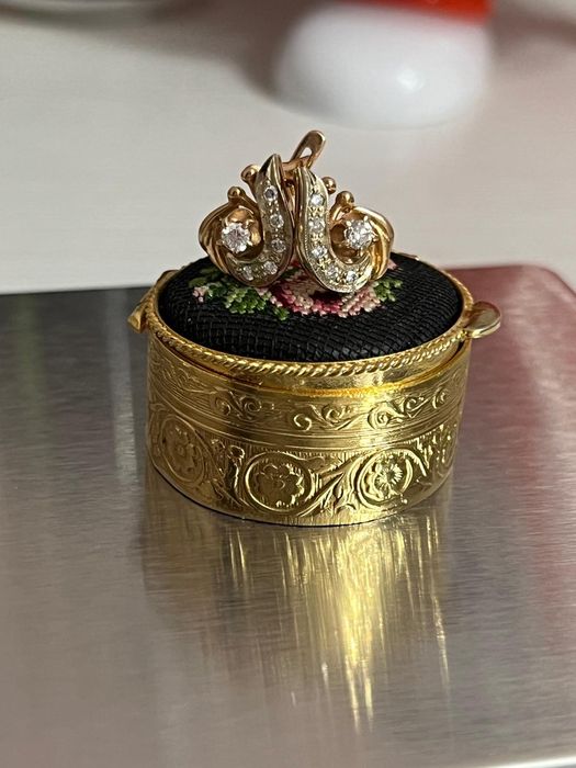 Золотые серьги с бриллиантами