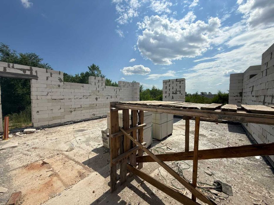 Продам участок с недостроенным домом