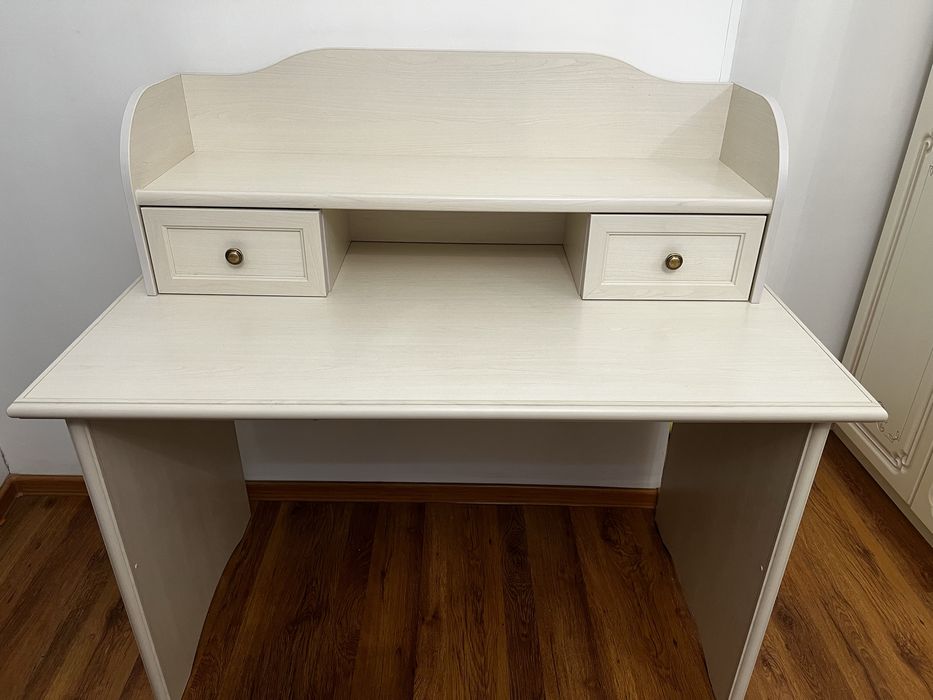 Стол бюро  бежевого цвета.