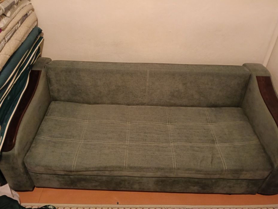 Диван с подушками