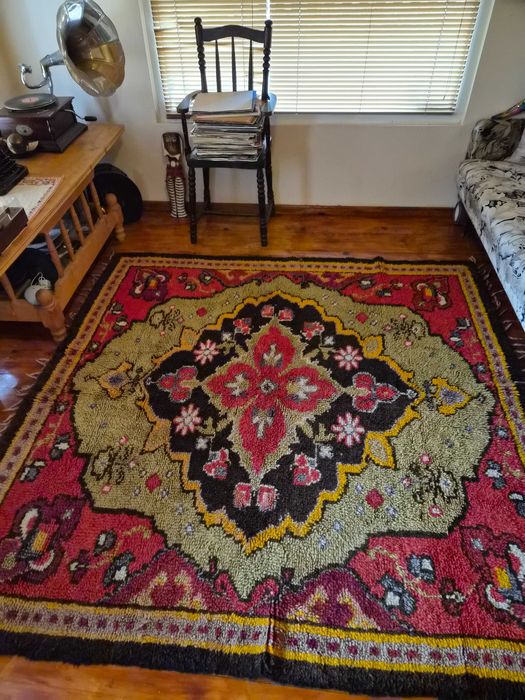 Килим ръчно правен