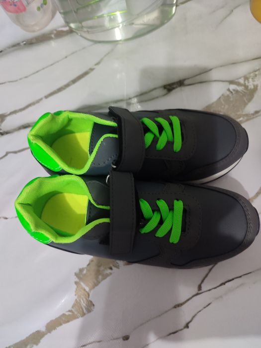 Продам кросовки р. 33 идут размер в размер 8000т