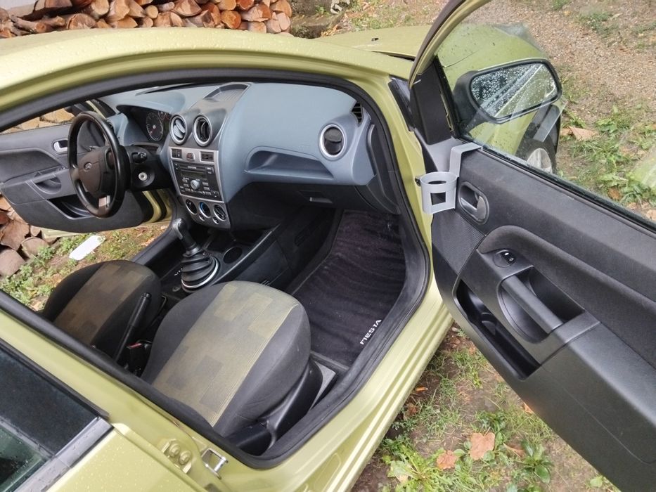 Продавам Форд Фиеста