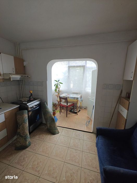 Apartament 3 camere de închiriat, cu balcon