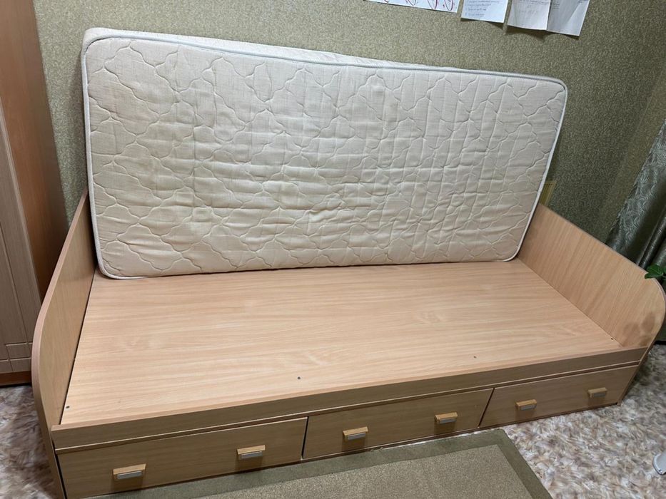 Кровать с выдвижными ящиками