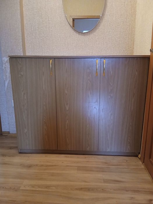 Продам прихожку: вешалка и шкаф.
