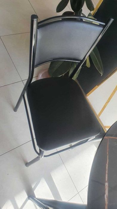 продаётся стол и стулья .  для кафе гостиной . качественный