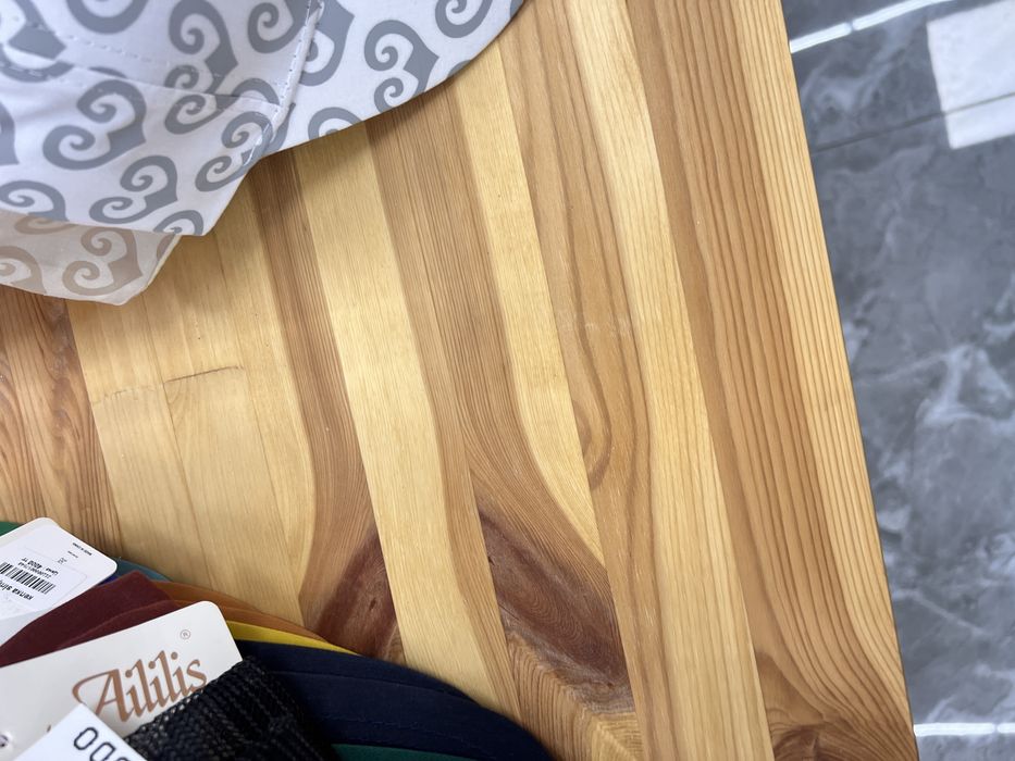 Стол из натурального дерева