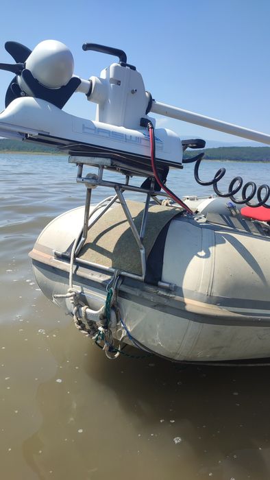 Надуваема лодка 3,80м. с  колесар