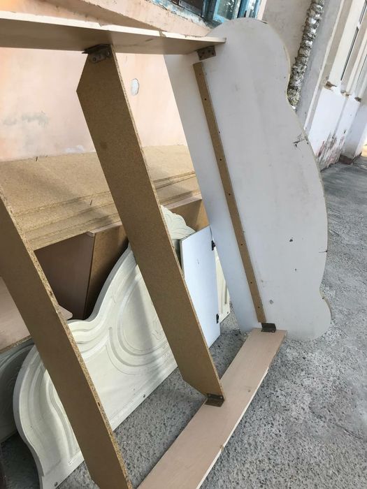 Двухместная кровать, в комплекте имеется зеркало и две тумбочки