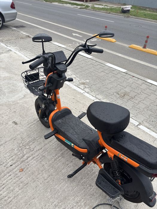 Scuter electric moped electric urban, cu două locuri.