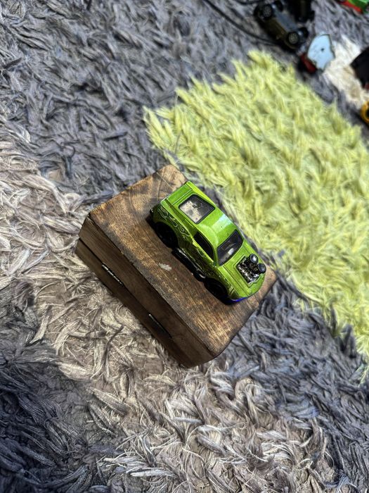 Vand 85 machete Hot Wheels