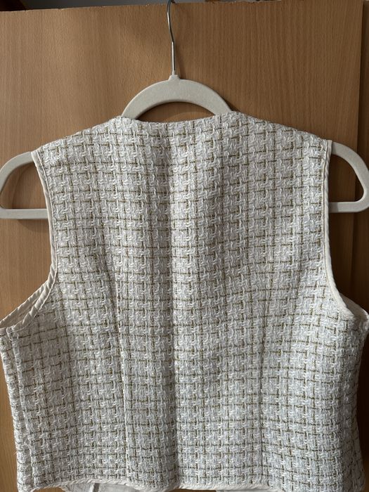 Елек със златисто-бяла кройка