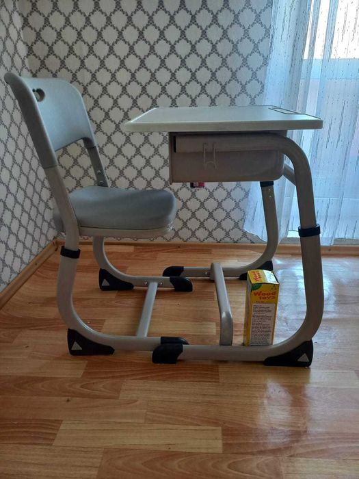 Детский столик универсальный