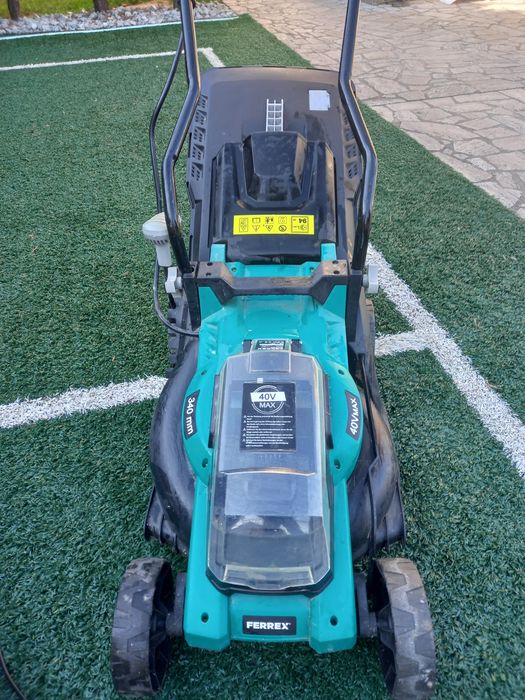 Masina tuns gazon pe acumulator.