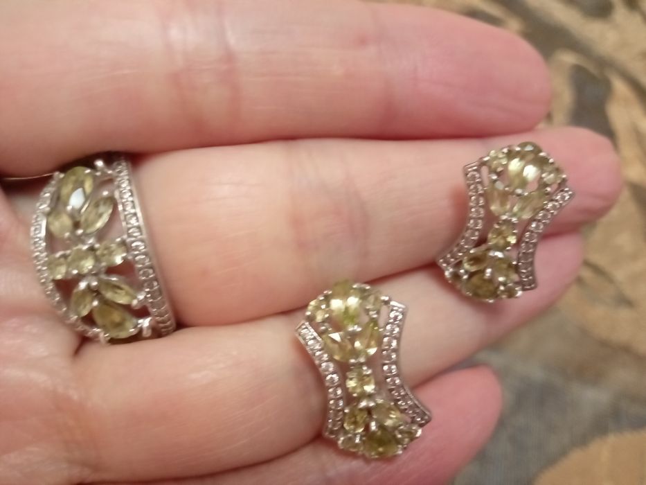 Гарнитур с хризолитом из серебра