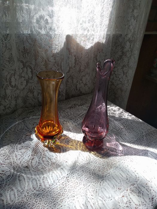 Красивые вазы из цветного стекла