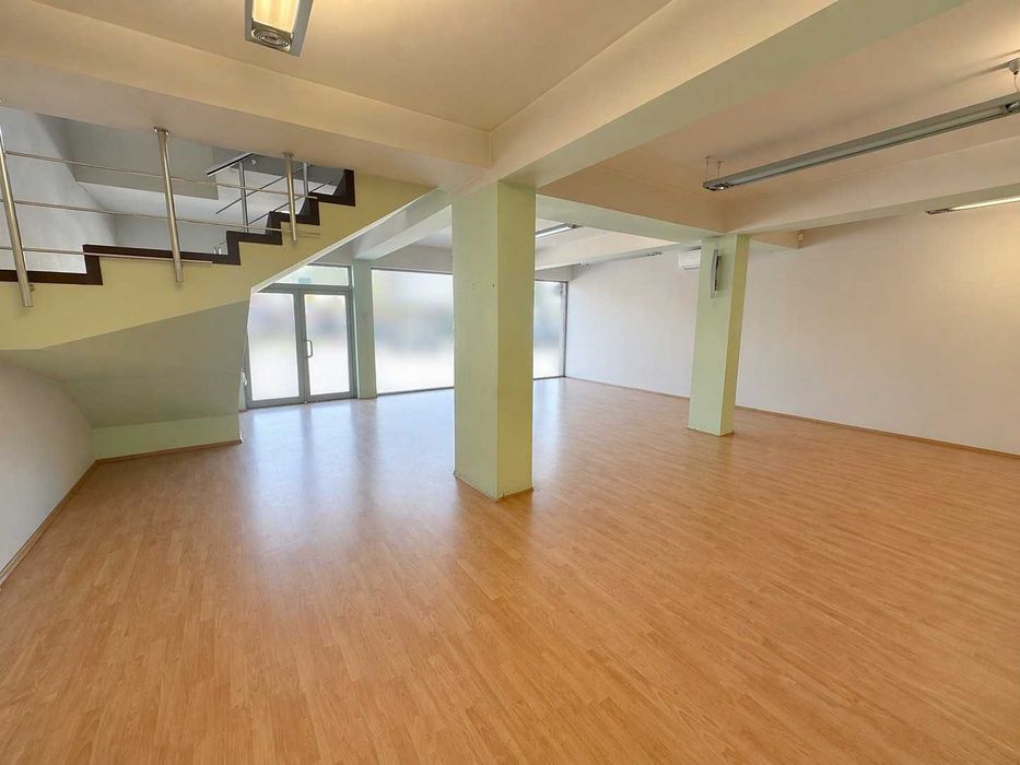 Магазин с голяма витрина в гр.Пловдив - кв. Каменица 1