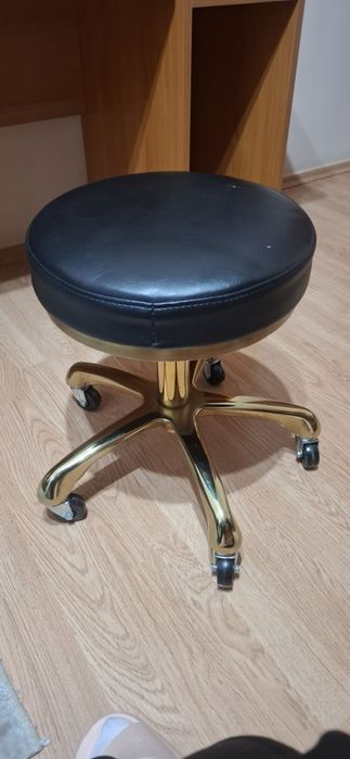 Scaun ajustabil cu roți.