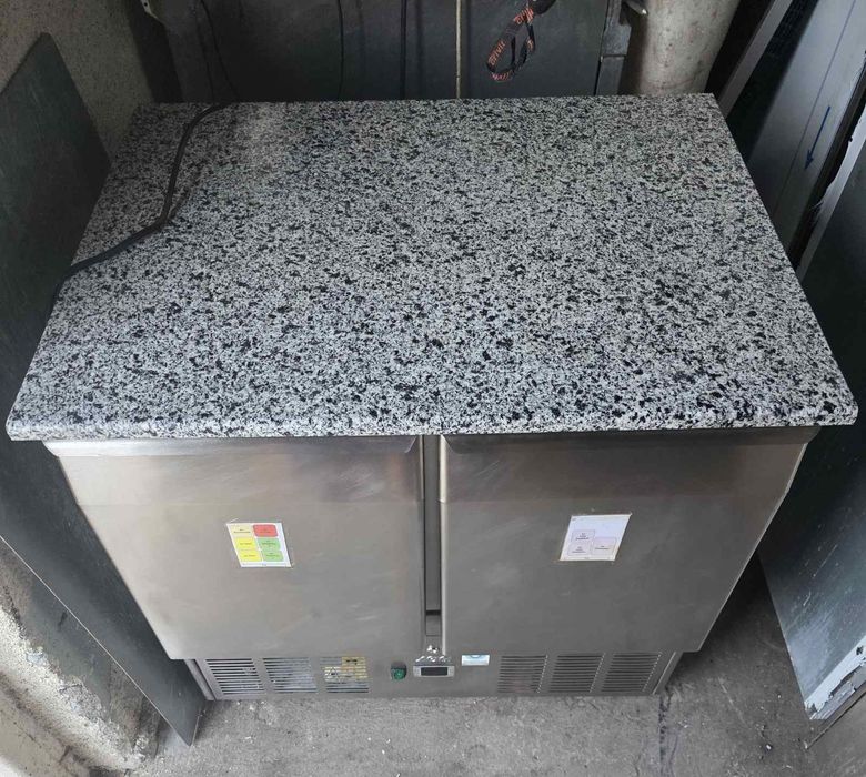 Иноксов хладилен шкаф с гранитен плот