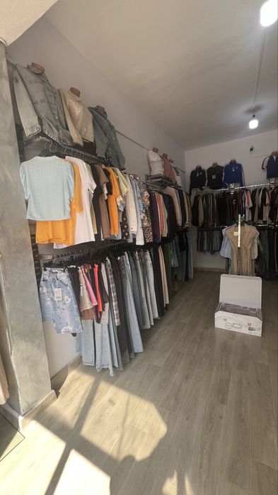 Vând afacere magazin de haine – marfă + amenajare completă