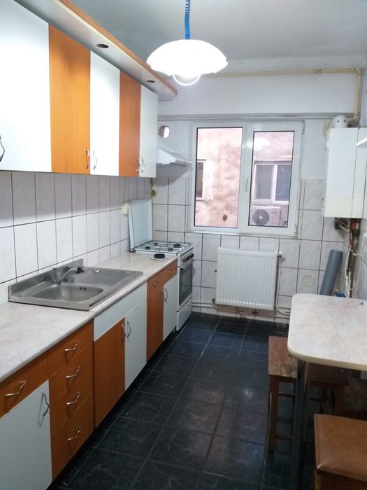 Ofer spre închiriere apartament cu 3 camere