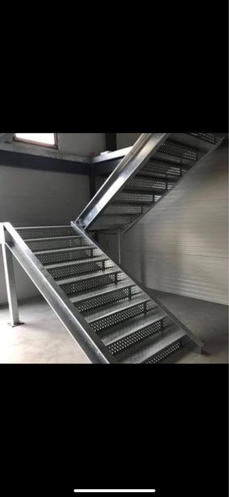 Scari suspendate,scari cu tije stil riflaj, balustrade,riflaje metalic