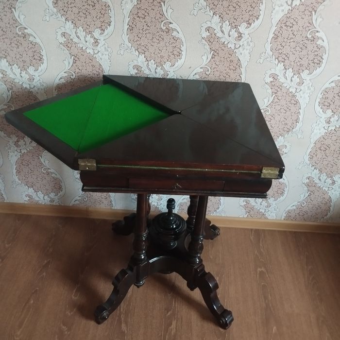 Эксклюзивный  карточный столик