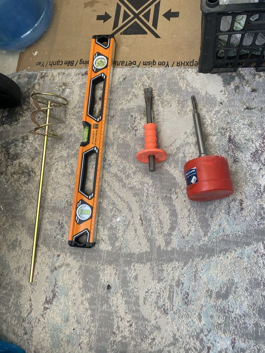 Продам уровень,коронка,миксер,зубило