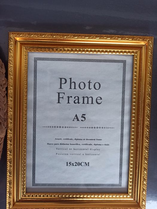 Продаётся A5 рамка для фото новая размеры  15/20 см

Новая 

Стоимость