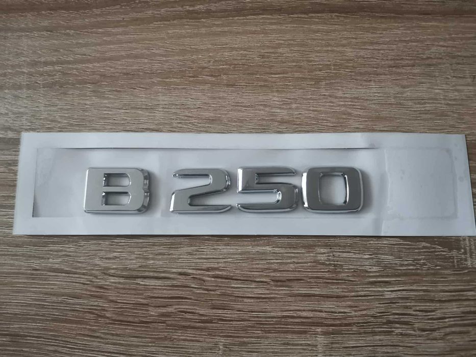 сребрист надпис Mercedes Benz B 250