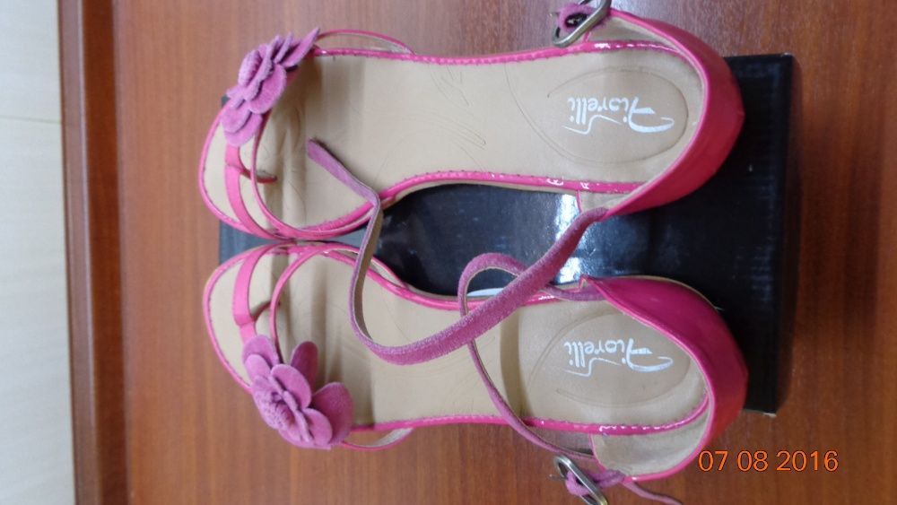 Цикламени сандали-Англия